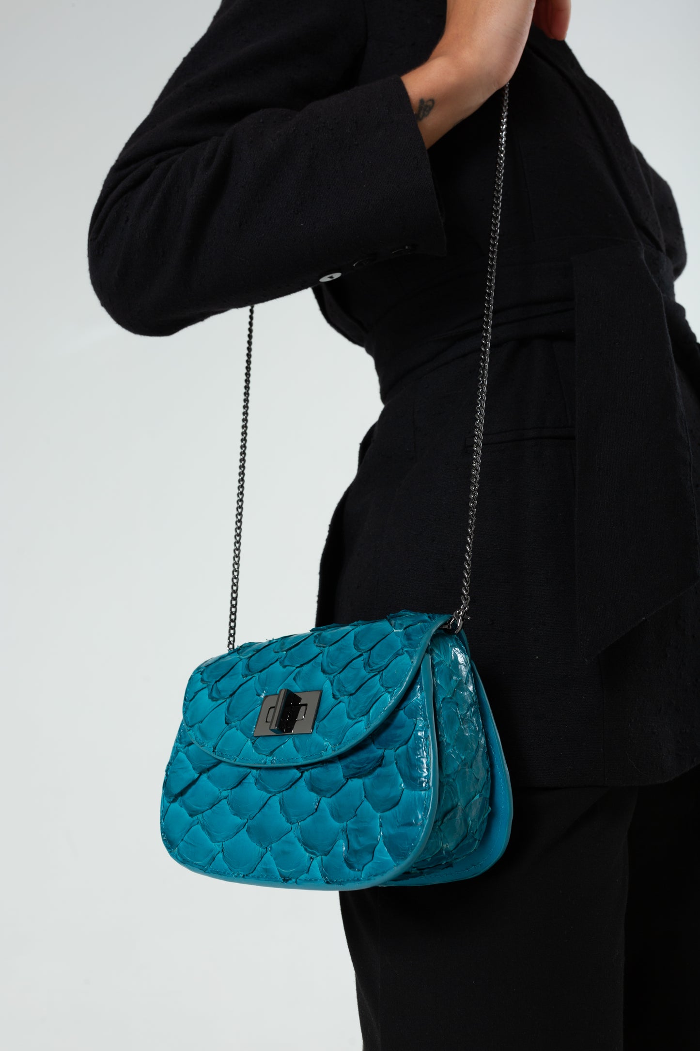Bolsa Pochete Catarina | Couro de Pirarucu | Azul Turquesa