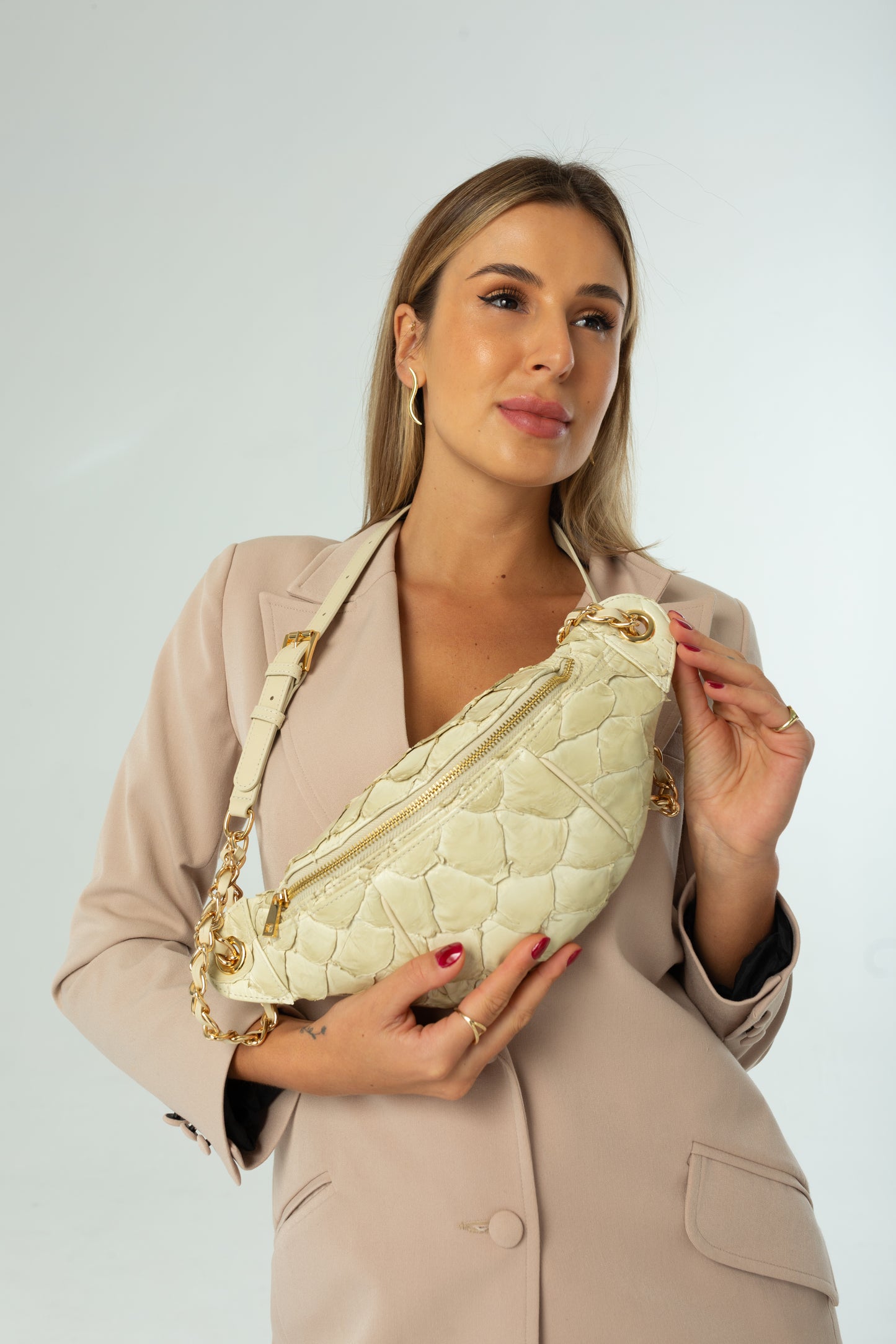 Pochete Lu | Couro de Pirarucu | Off White | Ferragem Dourada