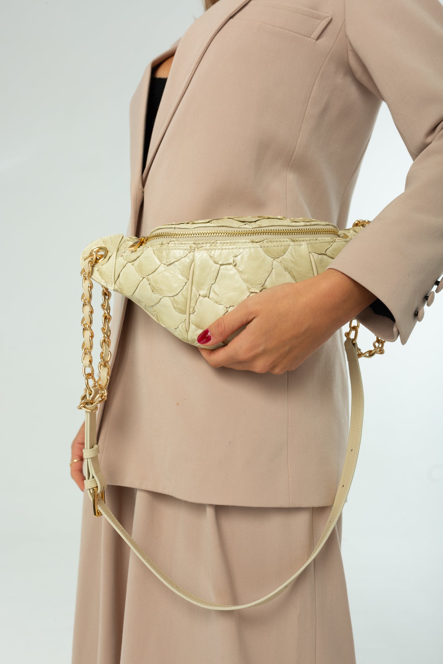 Pochete Lu | Couro de Pirarucu | Off White | Ferragem Dourada