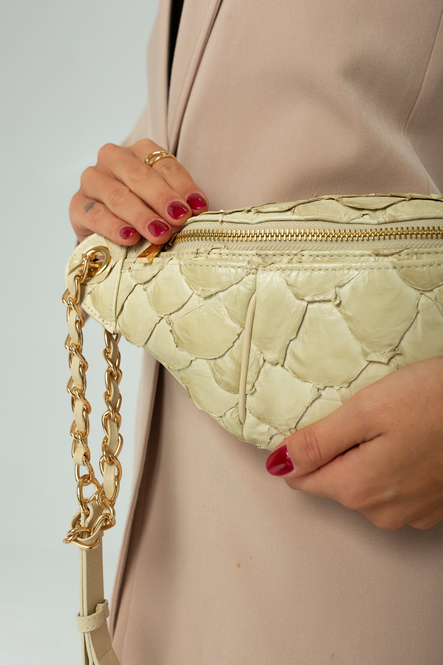 Pochete Lu | Couro de Pirarucu | Off White | Ferragem Dourada