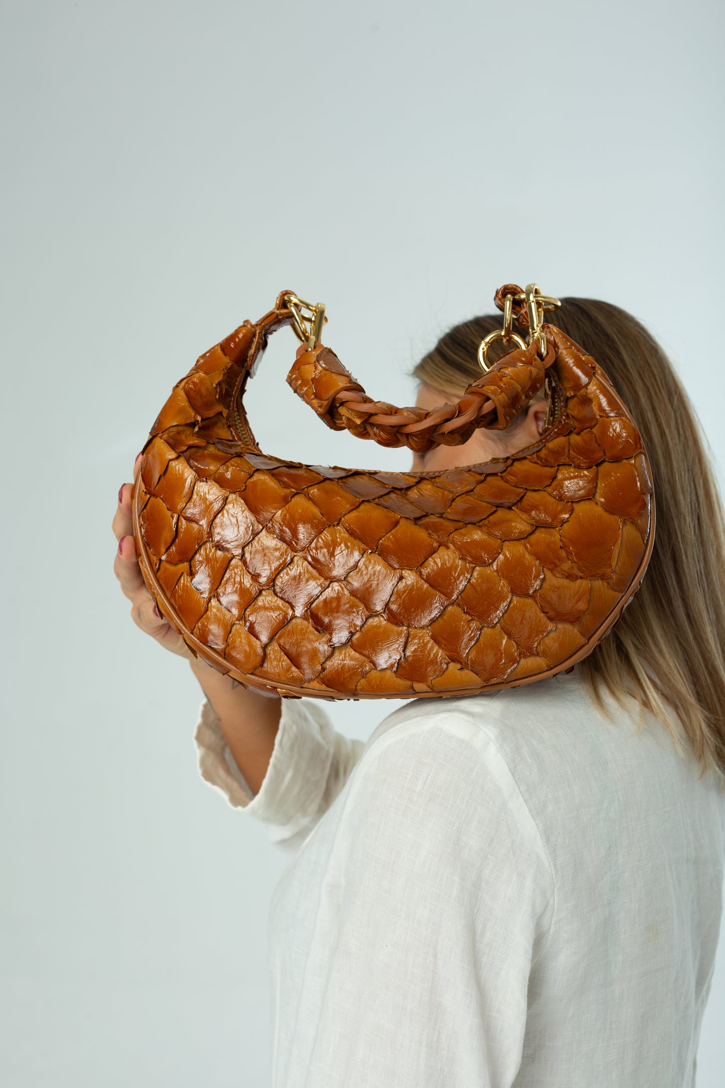 Bolsa Marcela P | Couro de Pirarucu | Caramelo | Ferragem Dourada