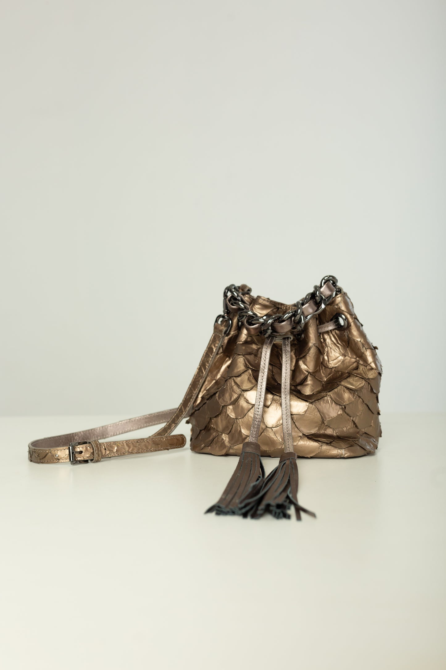 Bolsa Clarissa | Couro de Pirarucu | Bronze