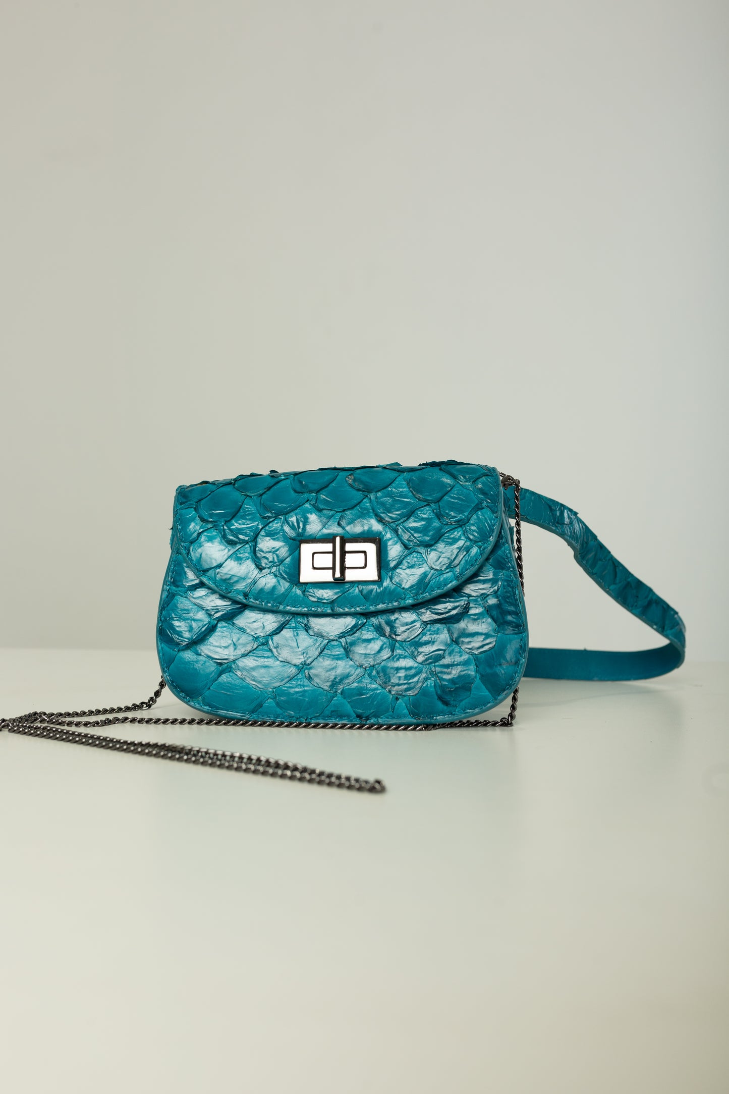 Bolsa Pochete Catarina | Couro de Pirarucu | Azul Turquesa
