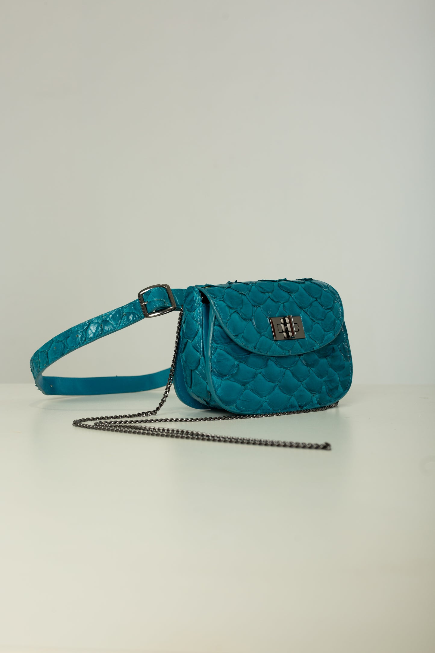 Bolsa Pochete Catarina | Couro de Pirarucu | Azul Turquesa