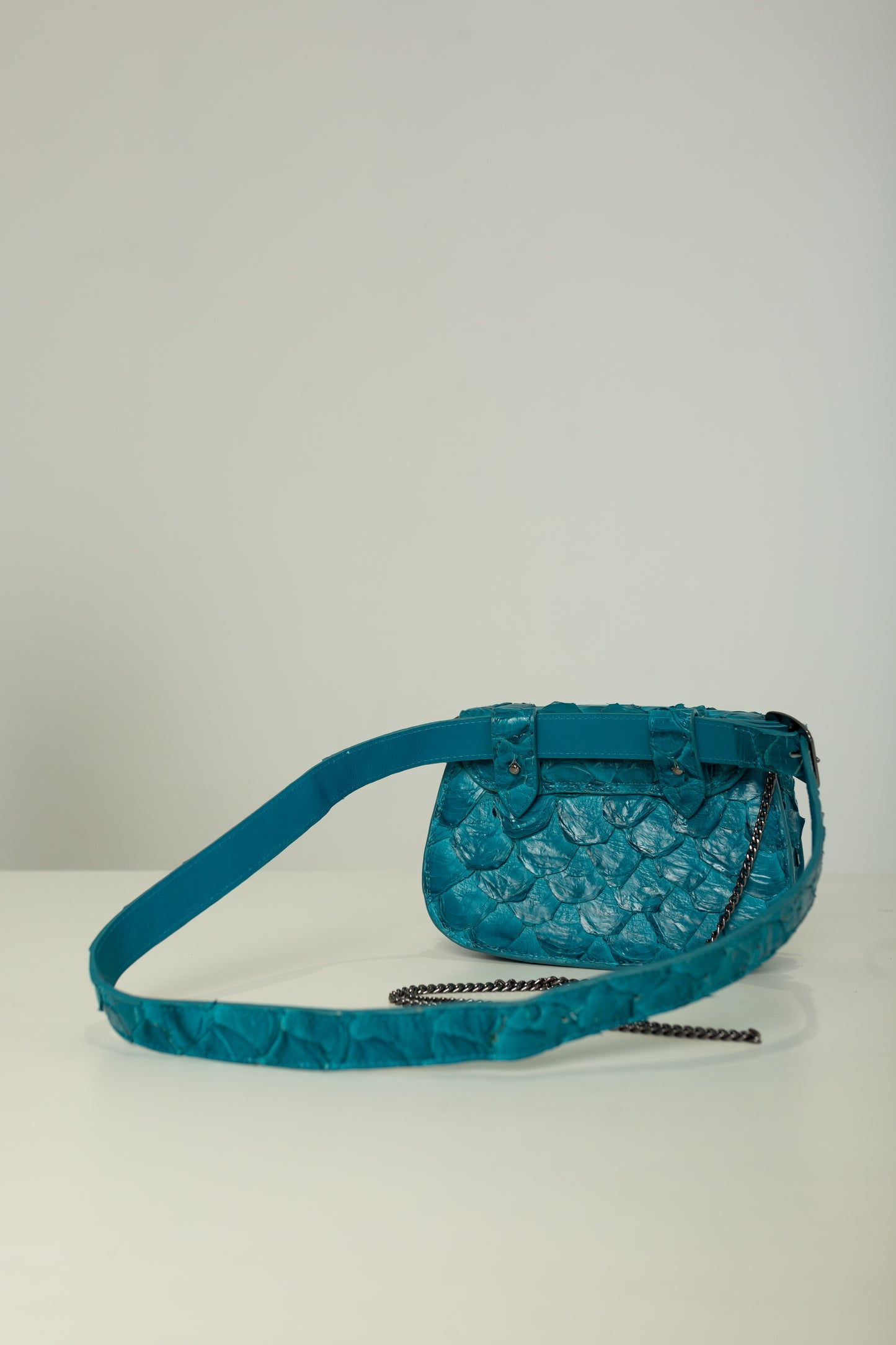 Bolsa Pochete Catarina | Couro de Pirarucu | Azul Turquesa