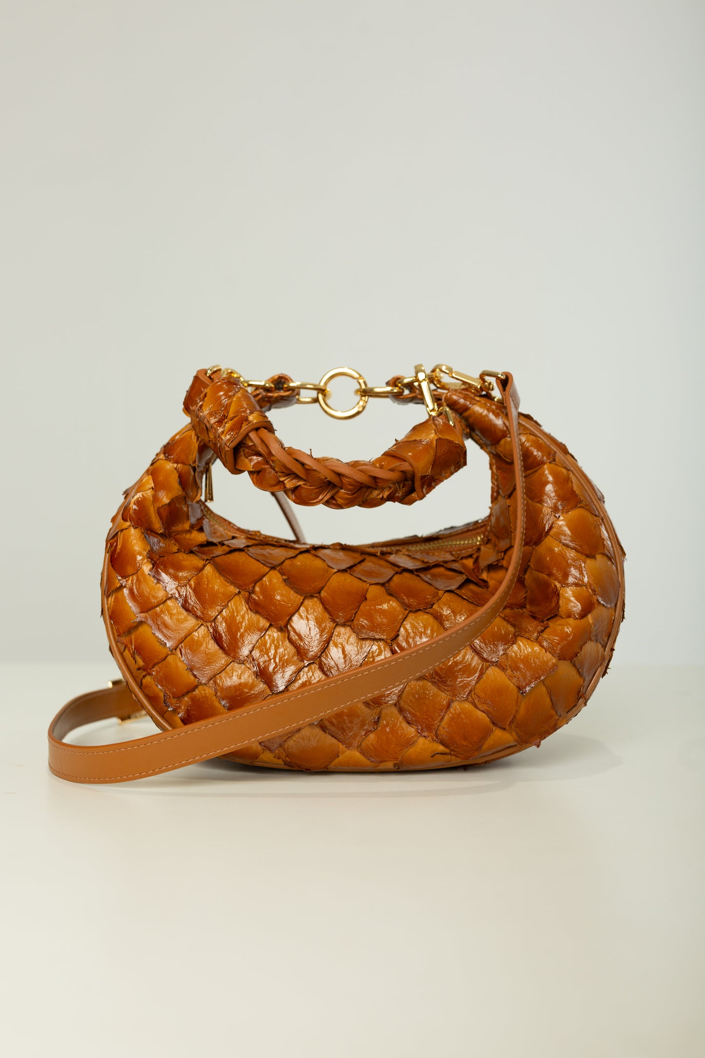 Bolsa Marcela P | Couro de Pirarucu | Caramelo | Ferragem Dourada