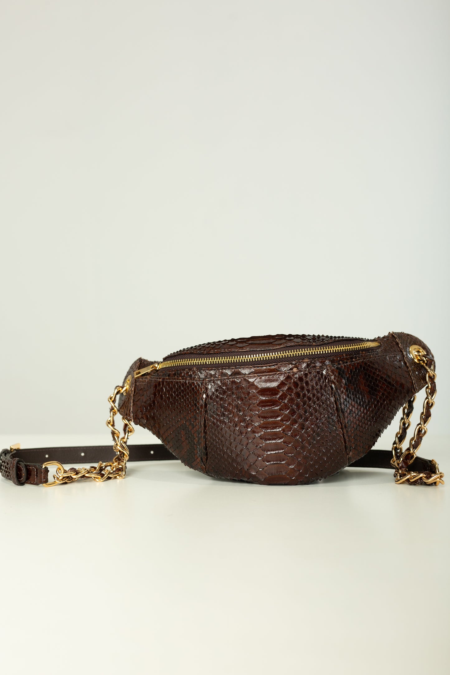 Pochete Lu | Couro de Python | Marrom | Ferragem Dourada