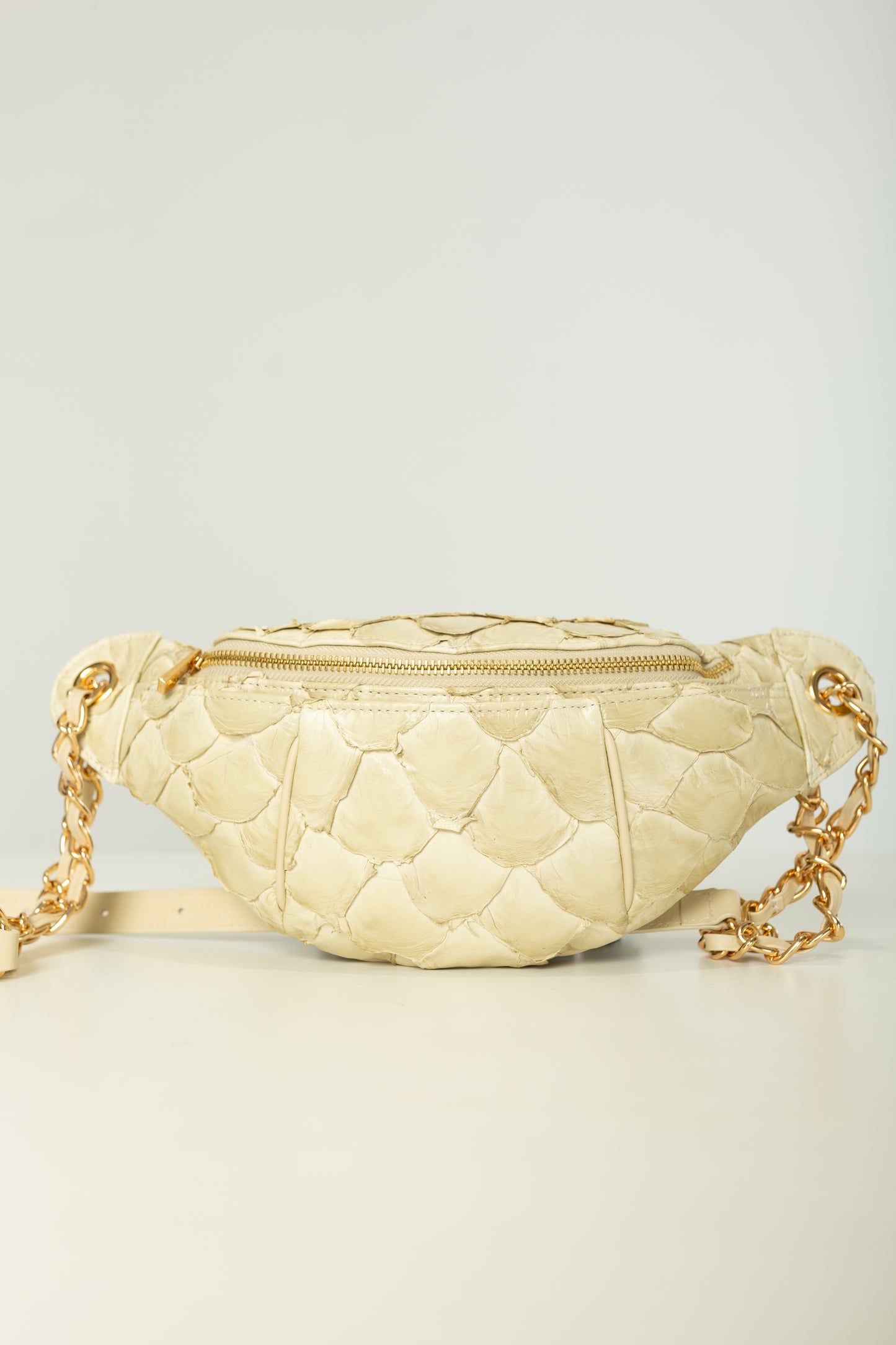 Pochete Lu | Couro de Pirarucu | Off White | Ferragem Dourada