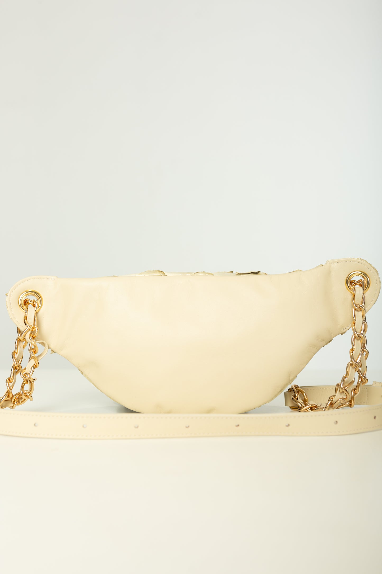 Pochete Lu | Couro de Pirarucu | Off White | Ferragem Dourada