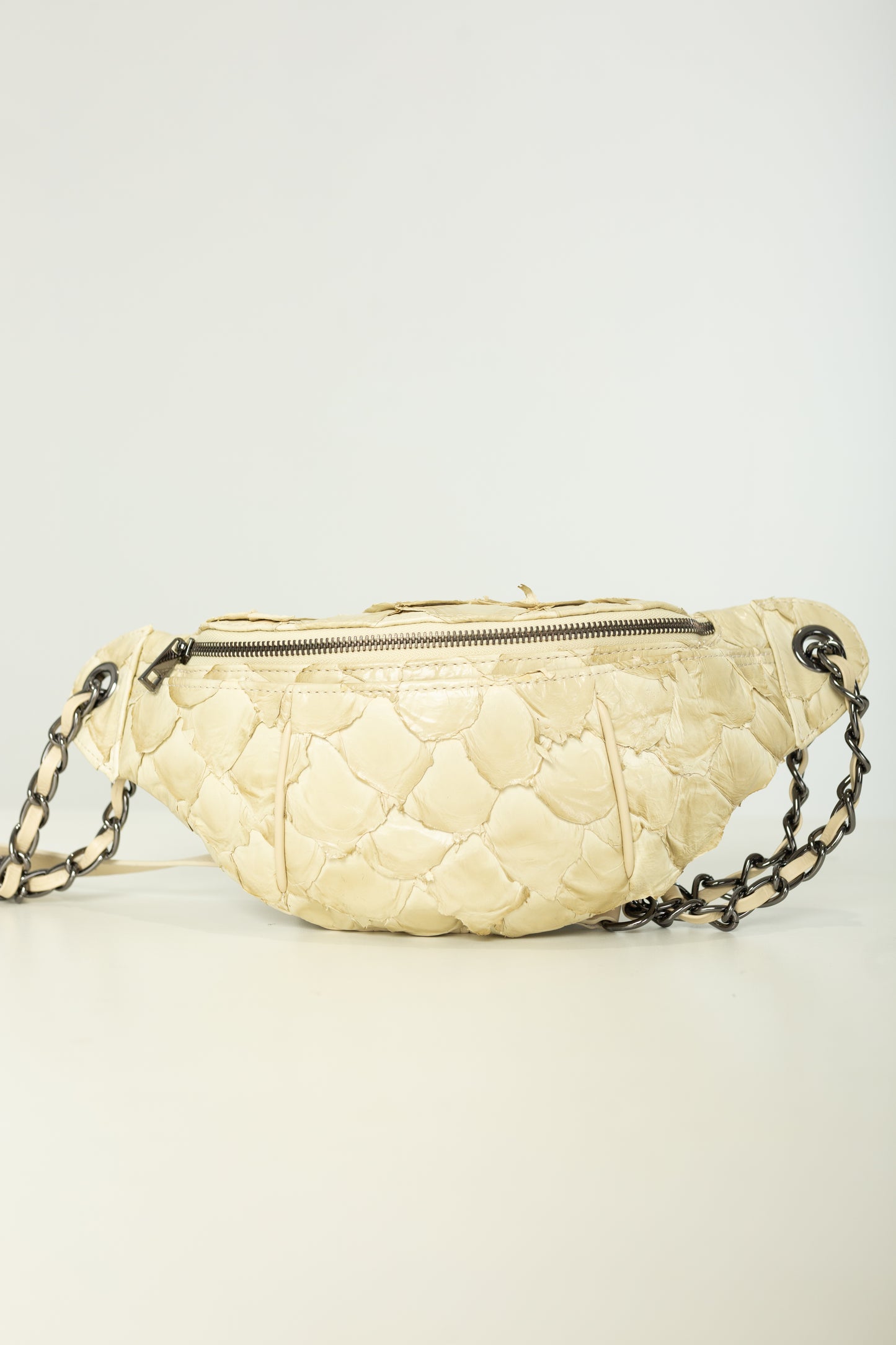 Pochete Lu | Couro de Pirarucu | Off White | Ferragem Grafite