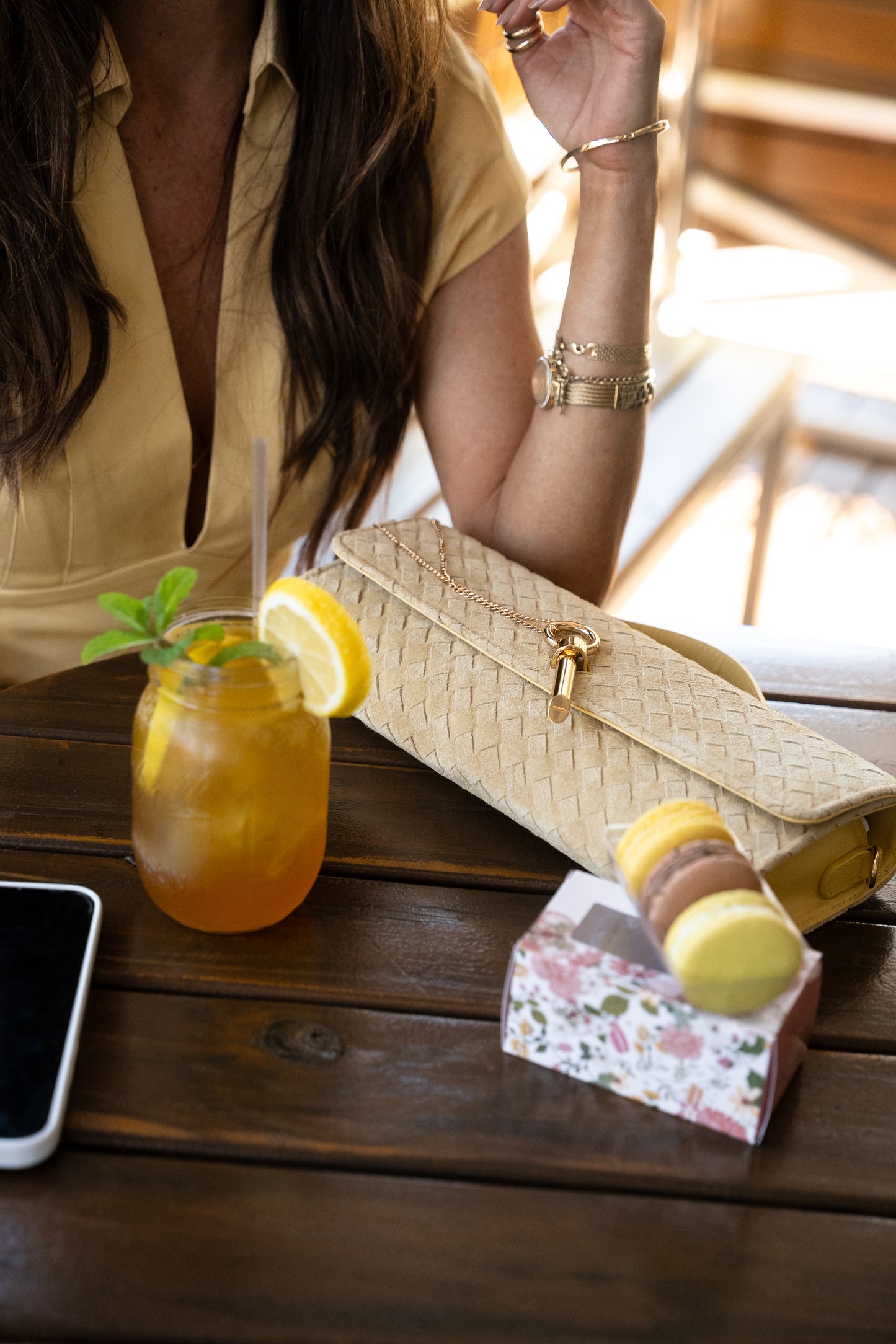 Bolsa Indiara | Couro Camurça Tressê | Camel com Ferragem Dourado