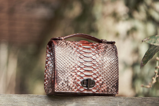 Bolsa Larissa | Couro de Python Artesanal | Marrom e Bordô