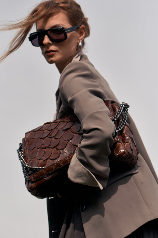 Bolsa Luna | Couro de Pirarucu | Marrom | Ferragem Ônix