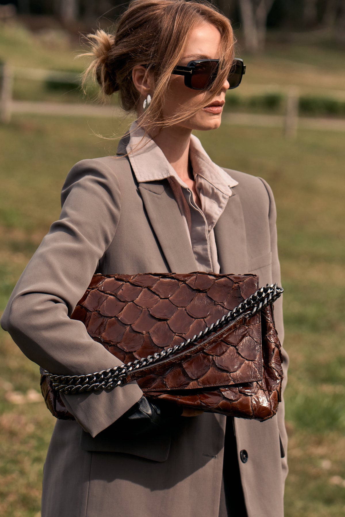 Bolsa Luna | Couro de Pirarucu | Marrom | Ferragem Ônix