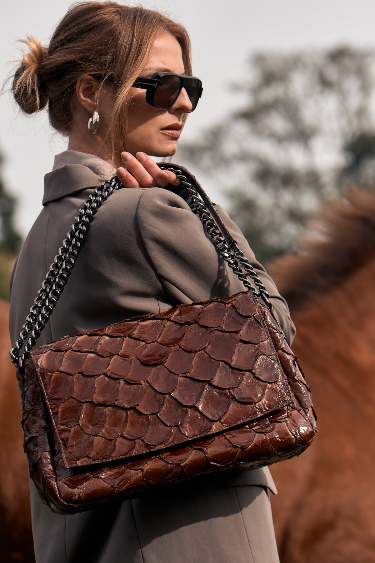 Bolsa Luna | Couro de Pirarucu | Marrom | Ferragem Ônix