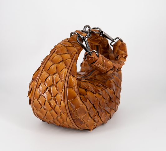 Bolsa Marcela P | Couro de Pirarucu | Caramelo | Ferragem Ônix