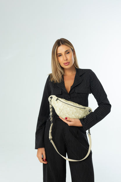 Pochete Lu | Couro de Pirarucu | Off White | Ferragem Grafite