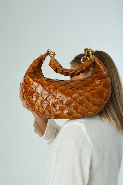 Bolsa Marcela P | Couro de Pirarucu | Caramelo | Ferragem Dourada