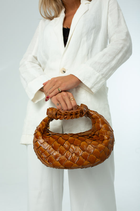 Bolsa Marcela P | Couro de Pirarucu | Caramelo | Ferragem Dourada