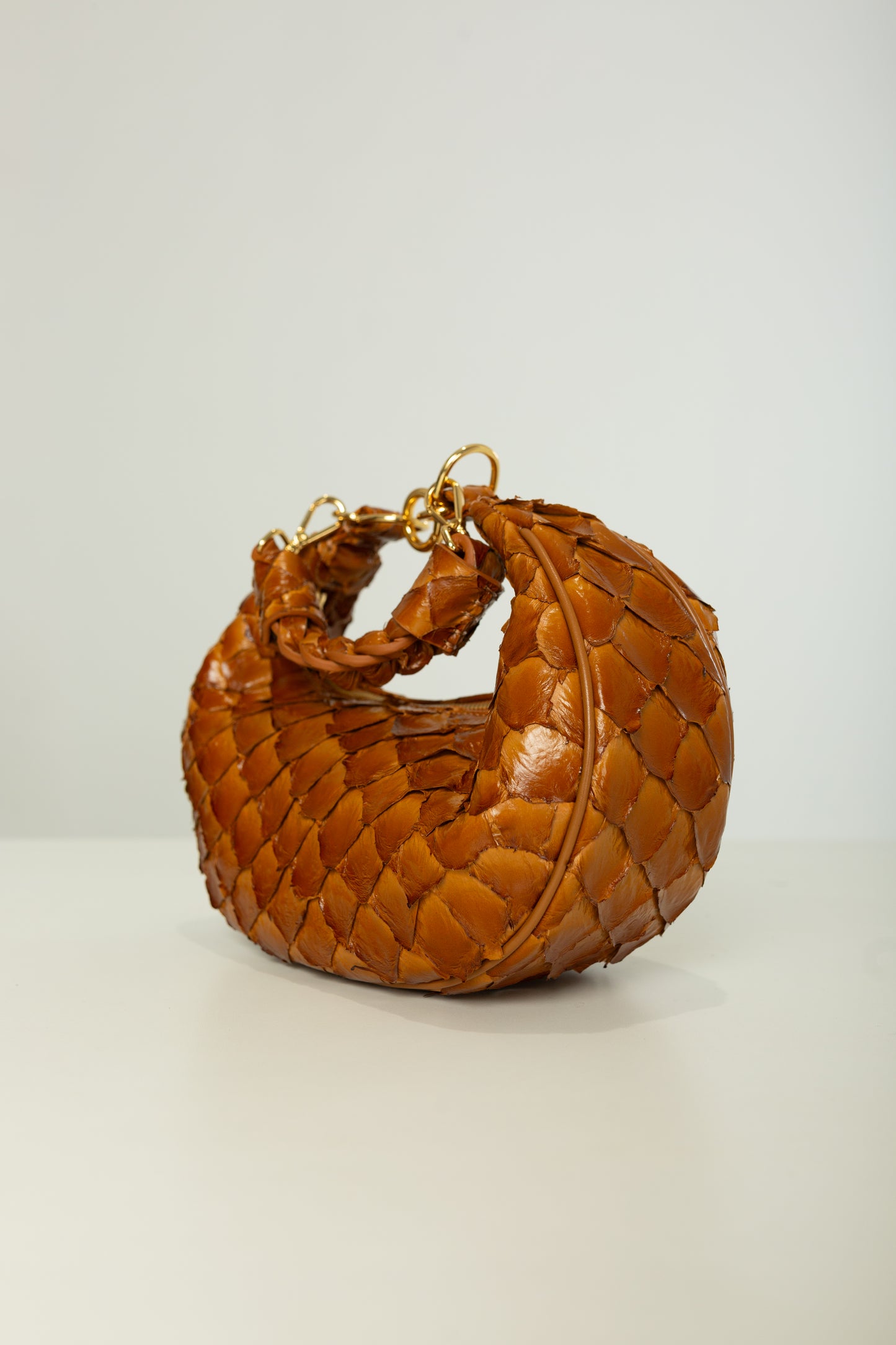 Bolsa Marcela P | Couro de Pirarucu | Caramelo | Ferragem Dourada