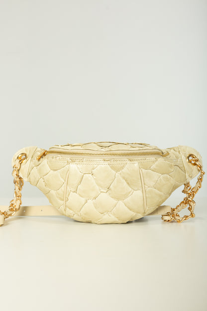 Pochete Lu | Couro de Pirarucu | Off White | Ferragem Dourada