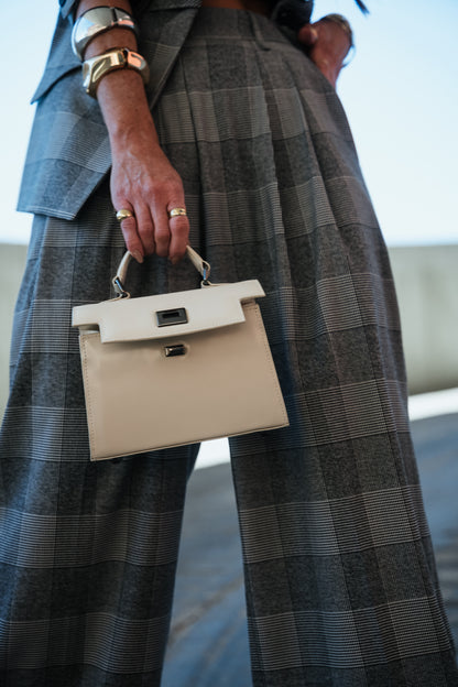 Bolsa Cris | Couro Box | Off White com Ferragem Dourada