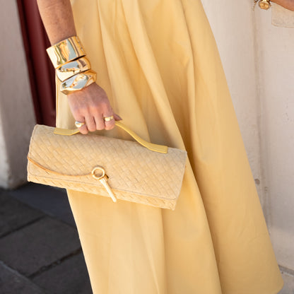 Bolsa Indiara | Couro Camurça Tressê | Amarela com Ferragem Dourada